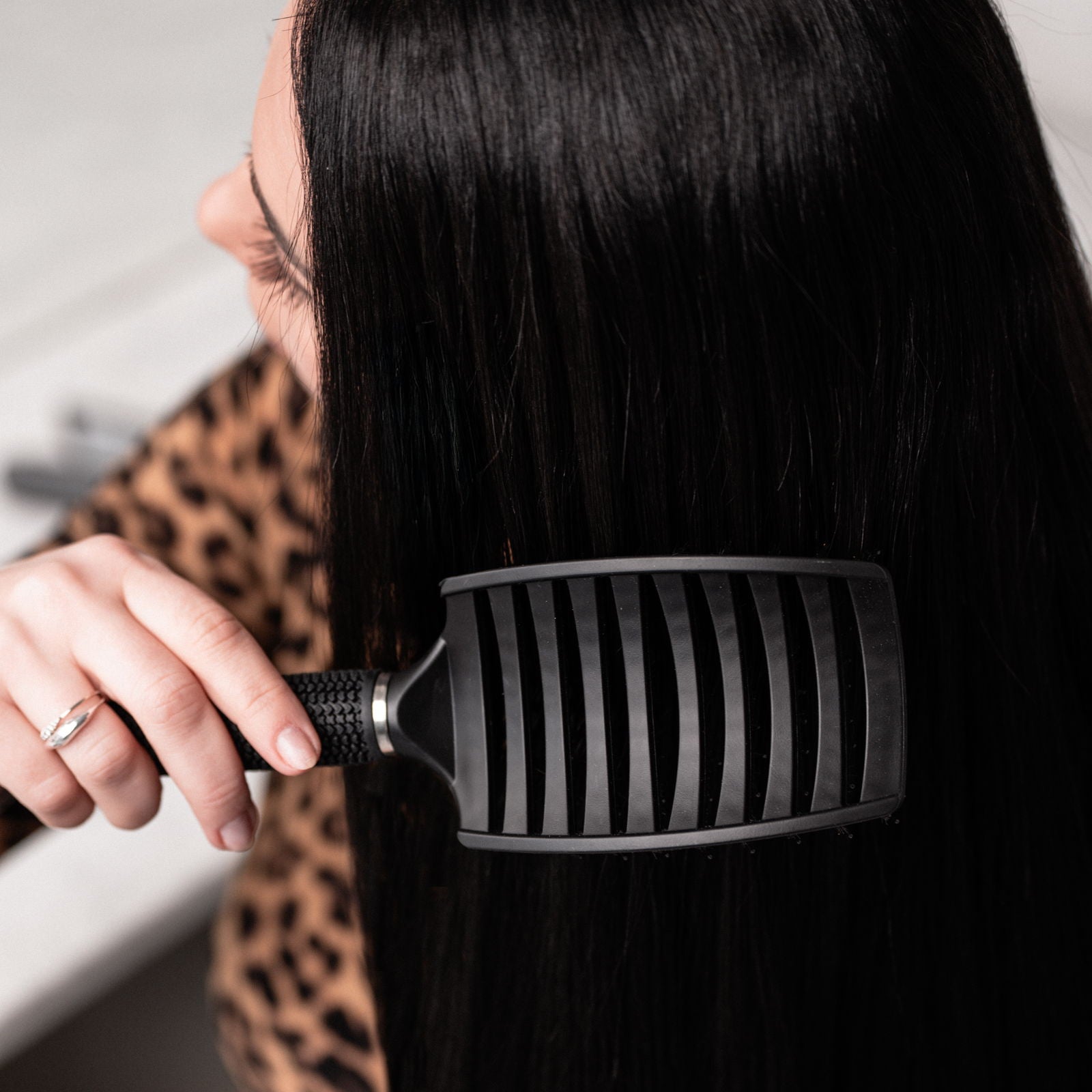 Curved paddle hårbørste
